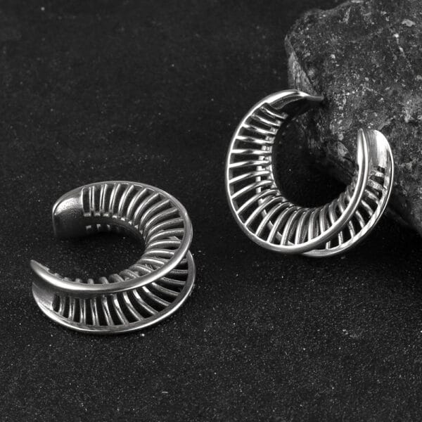 2PCS Hollow Design Saddle Plugs Tunnels Gauges