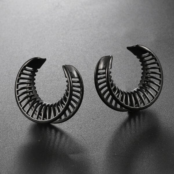 2PCS Hollow Design Saddle Plugs Tunnels Gauges