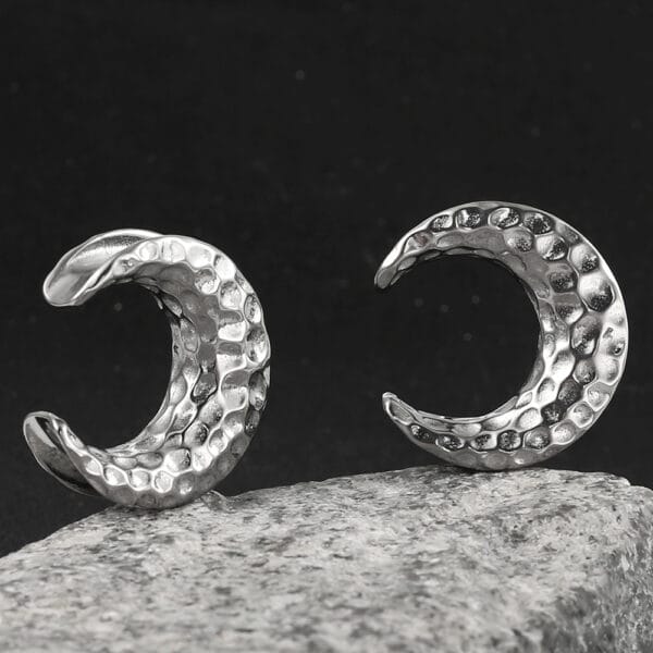 2PCS Moon Saddle Plugs Hangers Ear Gauges for Stretched Lobe Ear