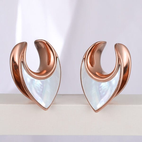 2PCS Fashion Wedding Saddle Conch Shell Ear Gauges
