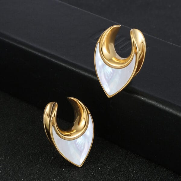 2PCS Fashion Wedding Saddle Conch Shell Ear Gauges