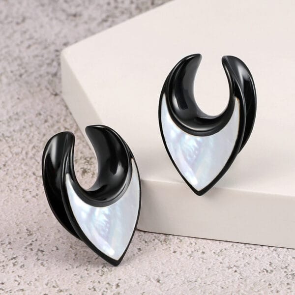 2PCS Fashion Wedding Saddle Conch Shell Ear Gauges