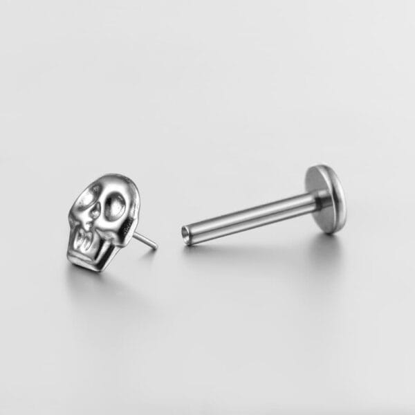 Skull Threadless Labret Stud